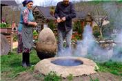 آشپزی روستایی آذربایجان :: پخت بره داخل تنور به شکل تخم اژدها