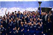 جشن خیابانی بازیکنان اینتر با هواداران پس از فتح سری آ و جام حذفی